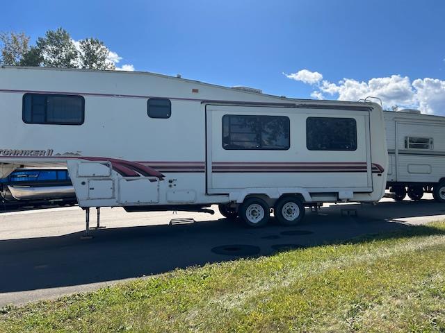 1996 HITCHHIKER 29RKU  FIFTH WHEEL TRAILER